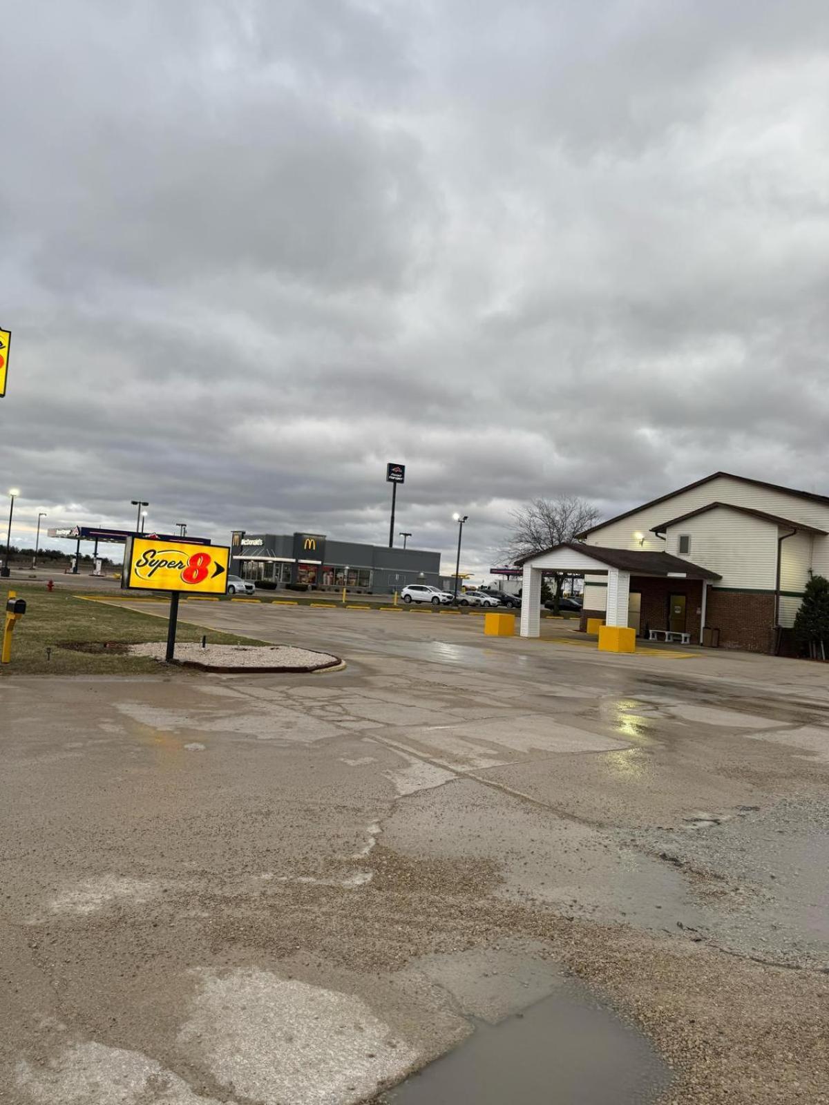 Super 8 By Wyndham Mendota I-39 Exterior foto